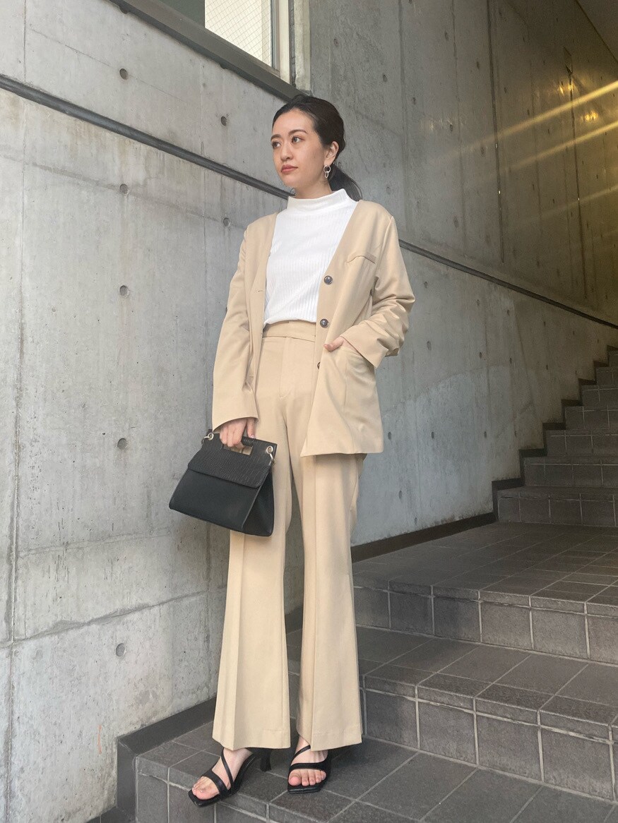 ベージュ系のノーカラージャケット、ブラック系のハンドバッグ、ベージュ系のその他パンツを着用したレディースの冬コーディネートの4枚目の写真