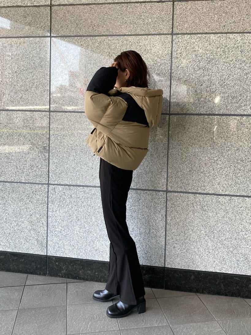 ブラック系のその他パンツ、ベージュ系のダウンジャケット/コート、ブラック系のブーツを着用したレディースの秋コーディネートの4枚目の写真