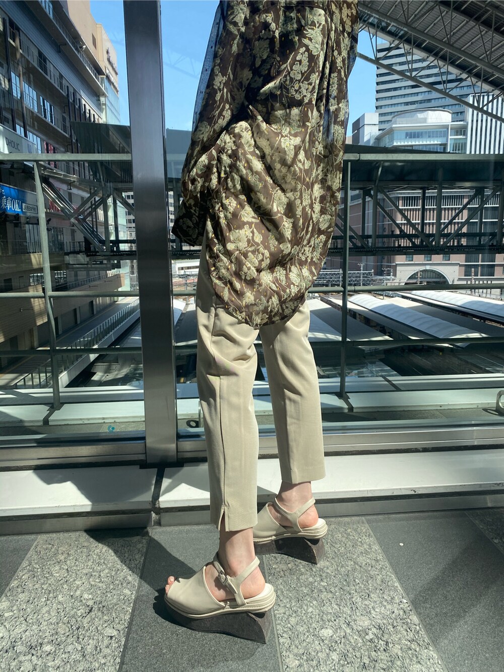 ホワイト系のサンダル、ブラウン系のシャツ/ブラウス、ベージュ系のその他パンツを着用したレディースの春コーディネートの5枚目の写真