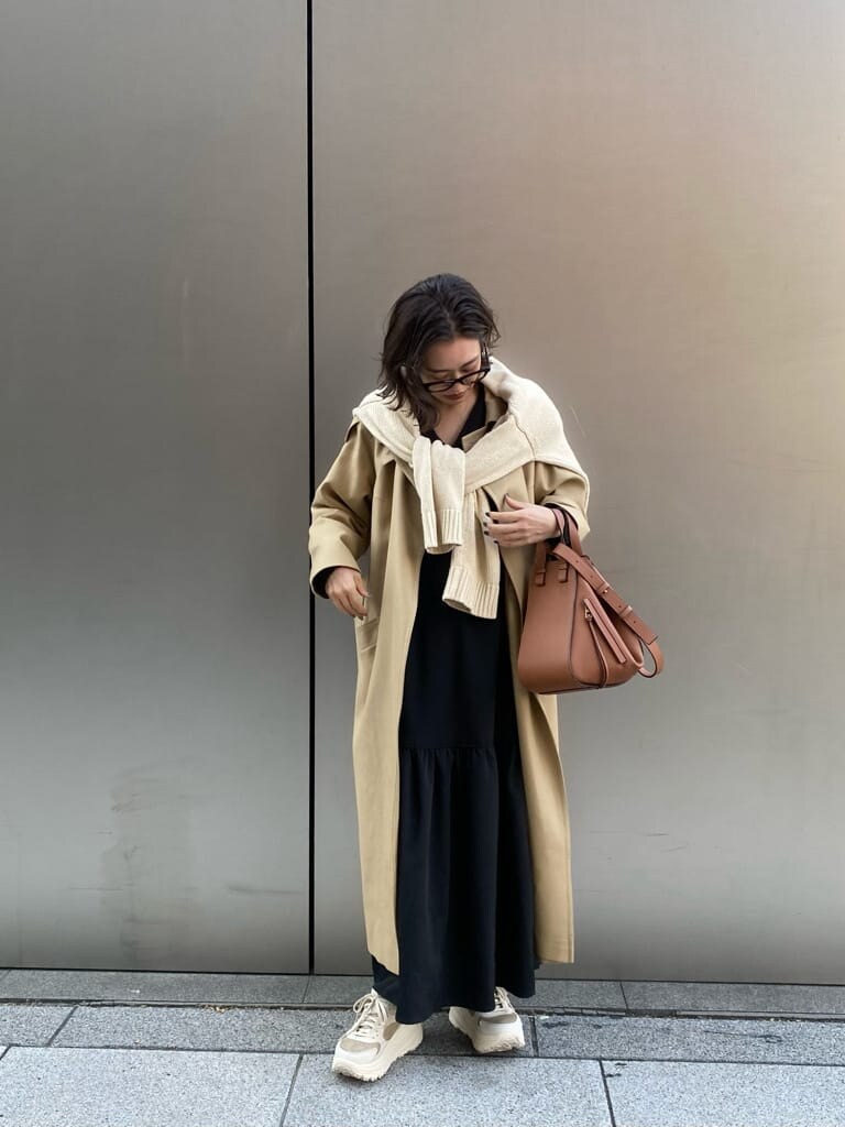 ブラック系のスカート、ブラック系のニット/セーターを着用したレディースの冬コーディネートの4枚目の写真