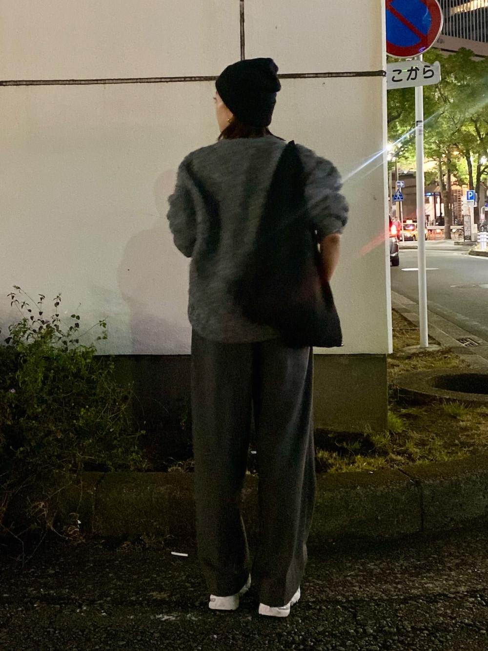 グレー系のスラックス、グレー系のニット/セーターを着用したレディースの冬コーディネートの3枚目の写真