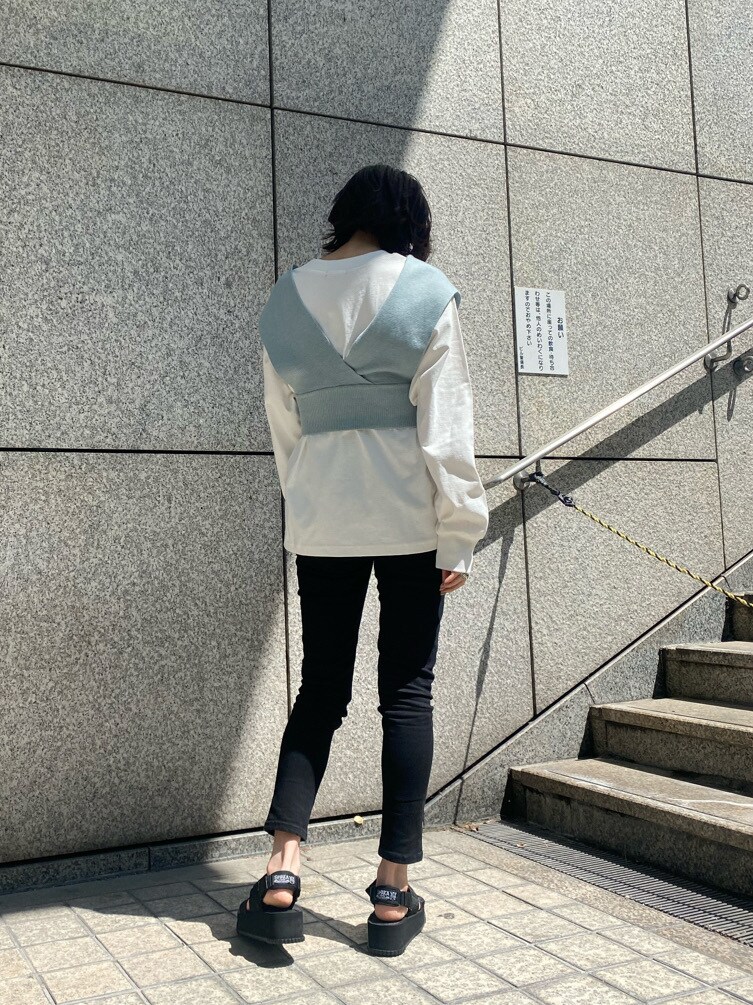 ホワイト系のTシャツ/カットソー、ブラック系のデニムパンツ、ブルー系のシャツ/ブラウスを着用したレディースの春コーディネートの3枚目の写真