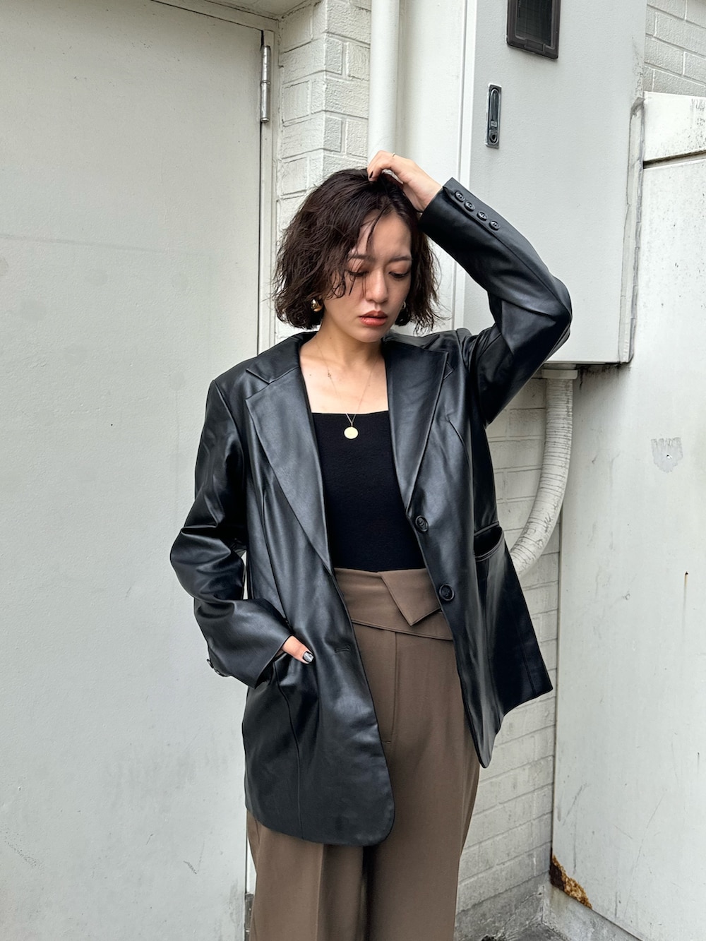 ブラウン系のその他パンツ、ブラック系のブーツ、ブラック系のテーラードジャケットを着用したレディースの夏コーディネートの5枚目の写真