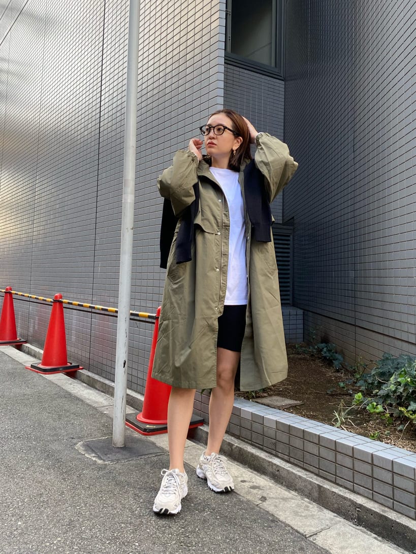 ブラック系のニット/セーター、ホワイト系のTシャツ/カットソー、グリーン系のその他アウターを着用したレディースの秋コーディネートの2枚目の写真