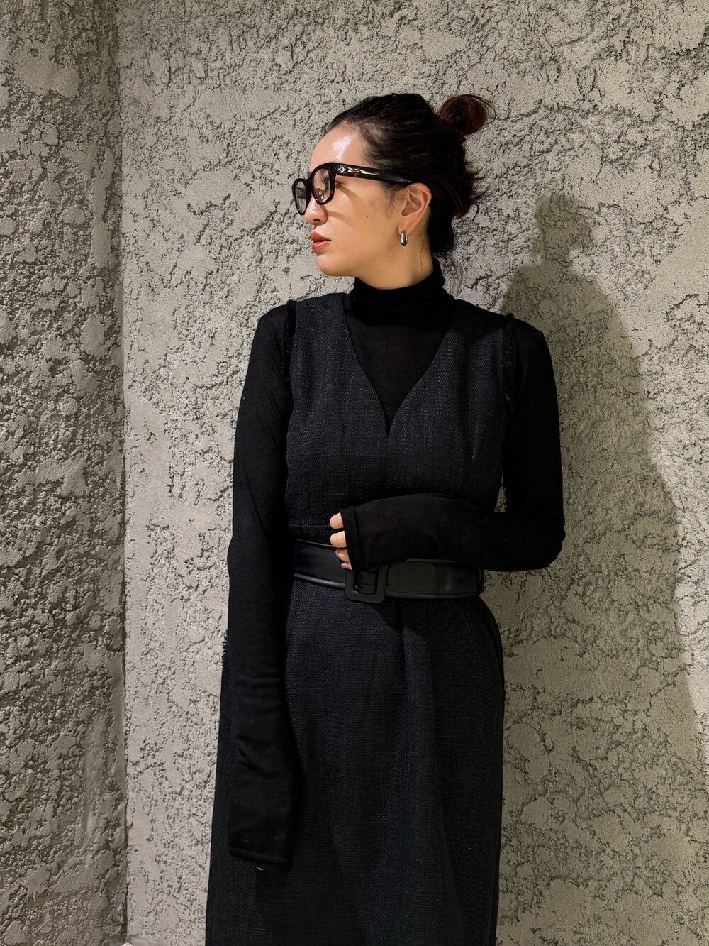 ブラック系のTシャツ/カットソー、ブラック系のワンピースを着用したレディースの冬コーディネートの7枚目の写真