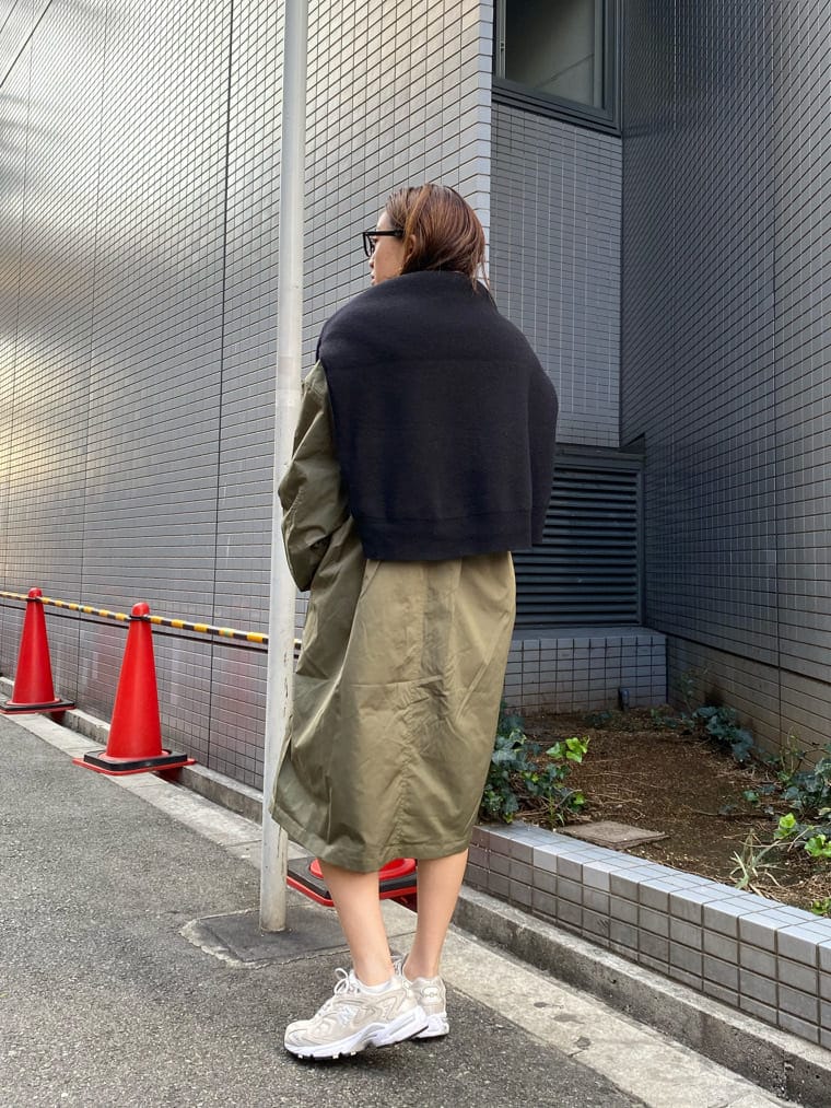 ブラック系のニット/セーター、ホワイト系のTシャツ/カットソー、グリーン系のその他アウターを着用したレディースの秋コーディネートの5枚目の写真