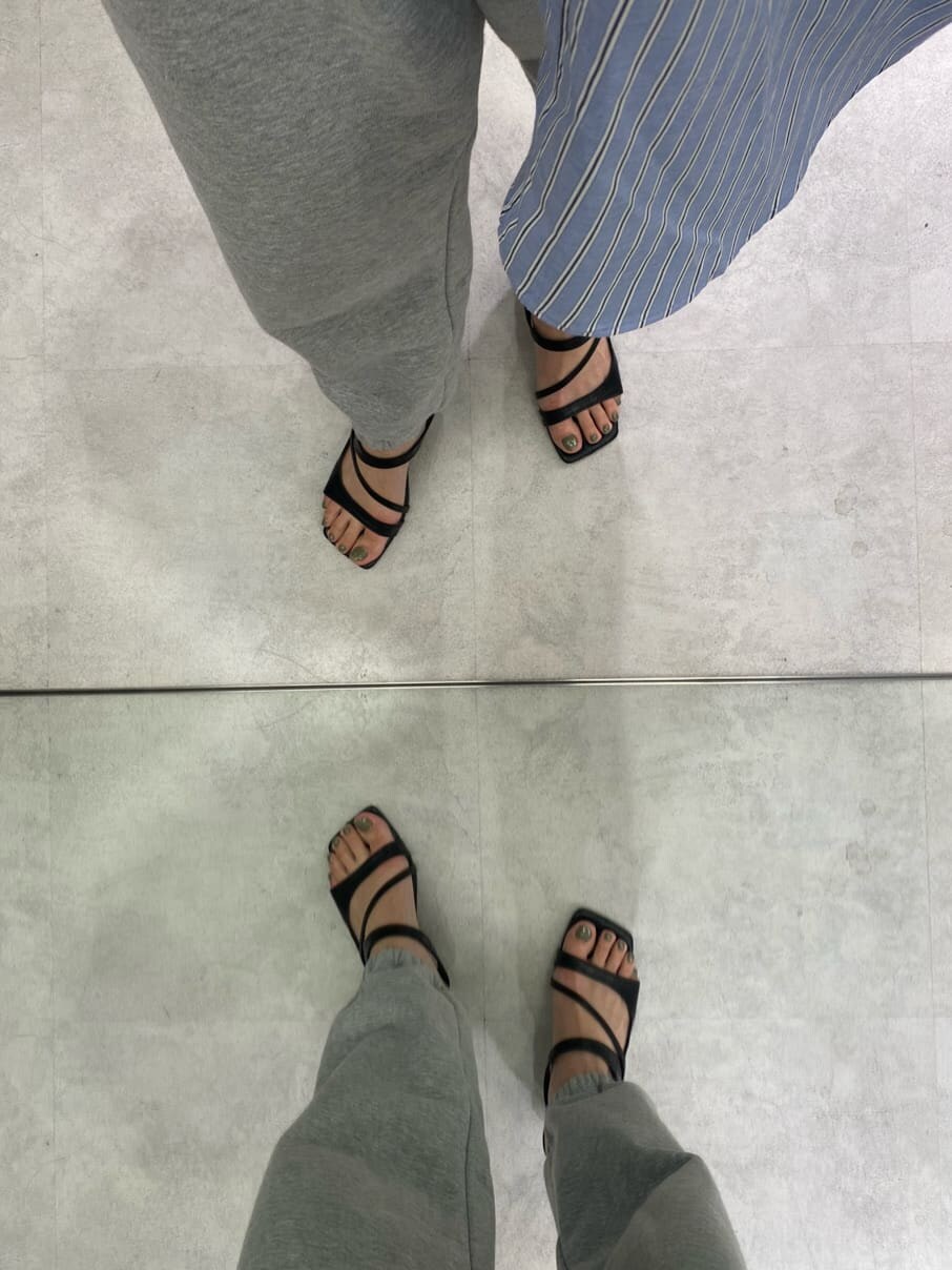 ブラック系のサンダル、その他のシャツ/ブラウスを着用したレディースの春コーディネートの6枚目の写真