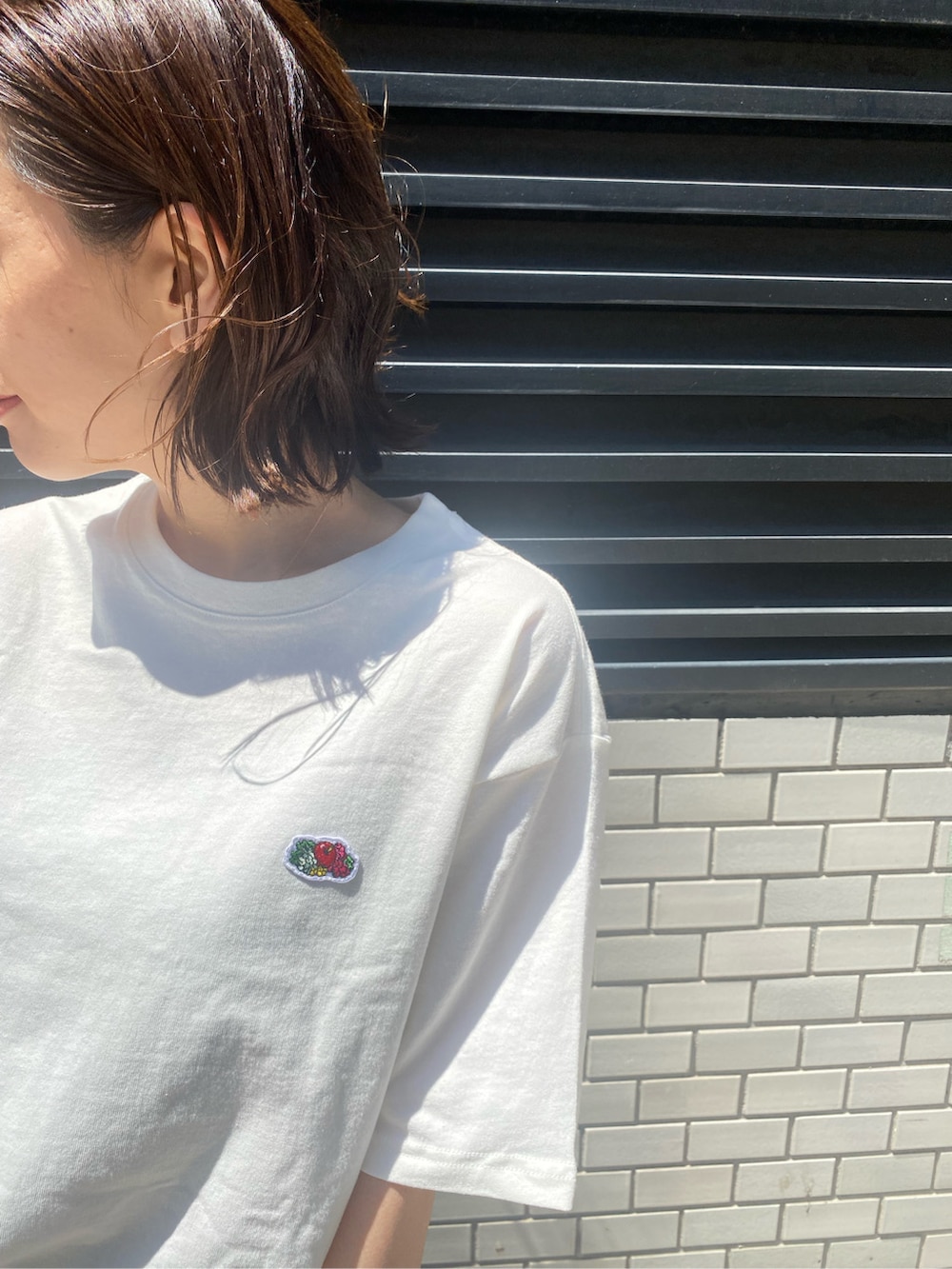 ブルー系のデニムパンツ、ブラック系のサンダル、その他のTシャツ/カットソーを着用したレディースの春コーディネートの2枚目の写真