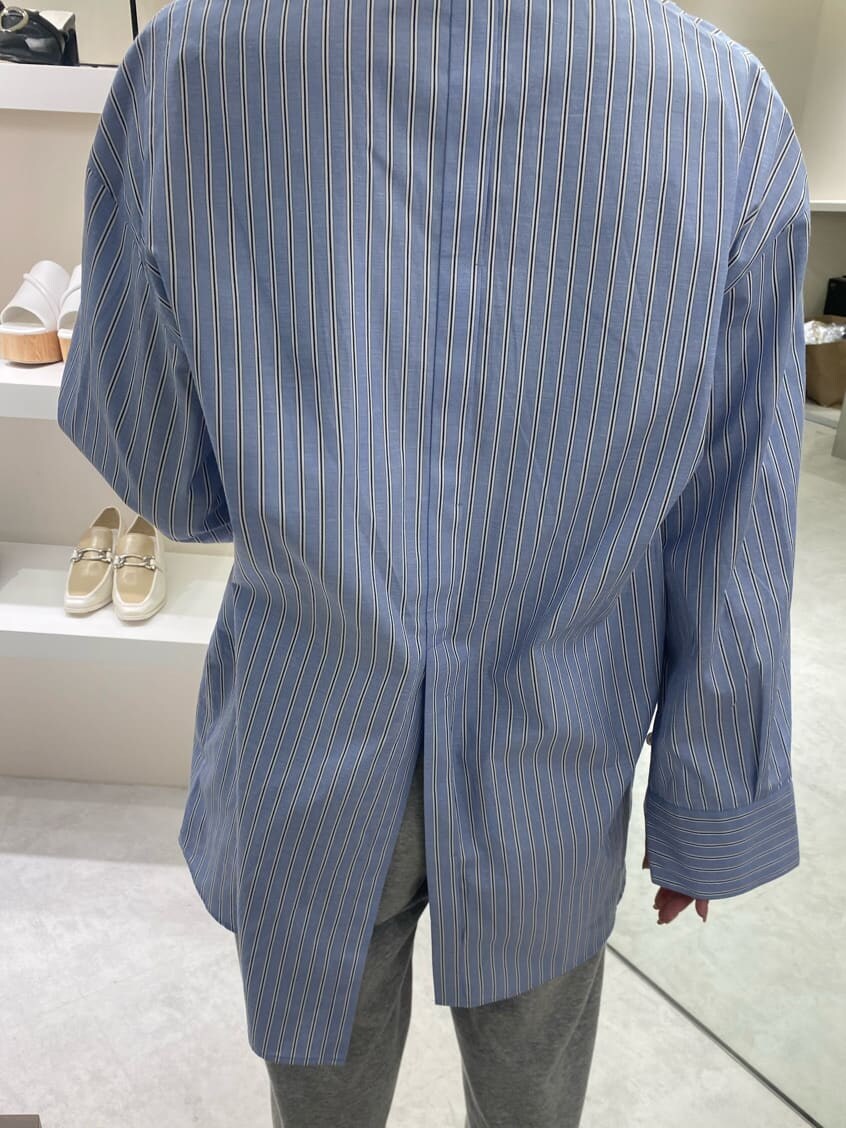 ブラック系のサンダル、その他のシャツ/ブラウスを着用したレディースの春コーディネートの5枚目の写真