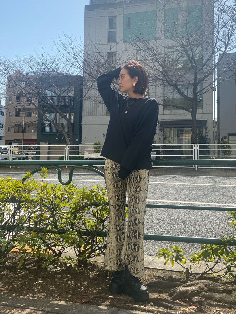 ブラック系のブーツ、ブラック系のTシャツ/カットソー、その他のスラックスを着用したレディースの春コーディネートの2枚目の写真