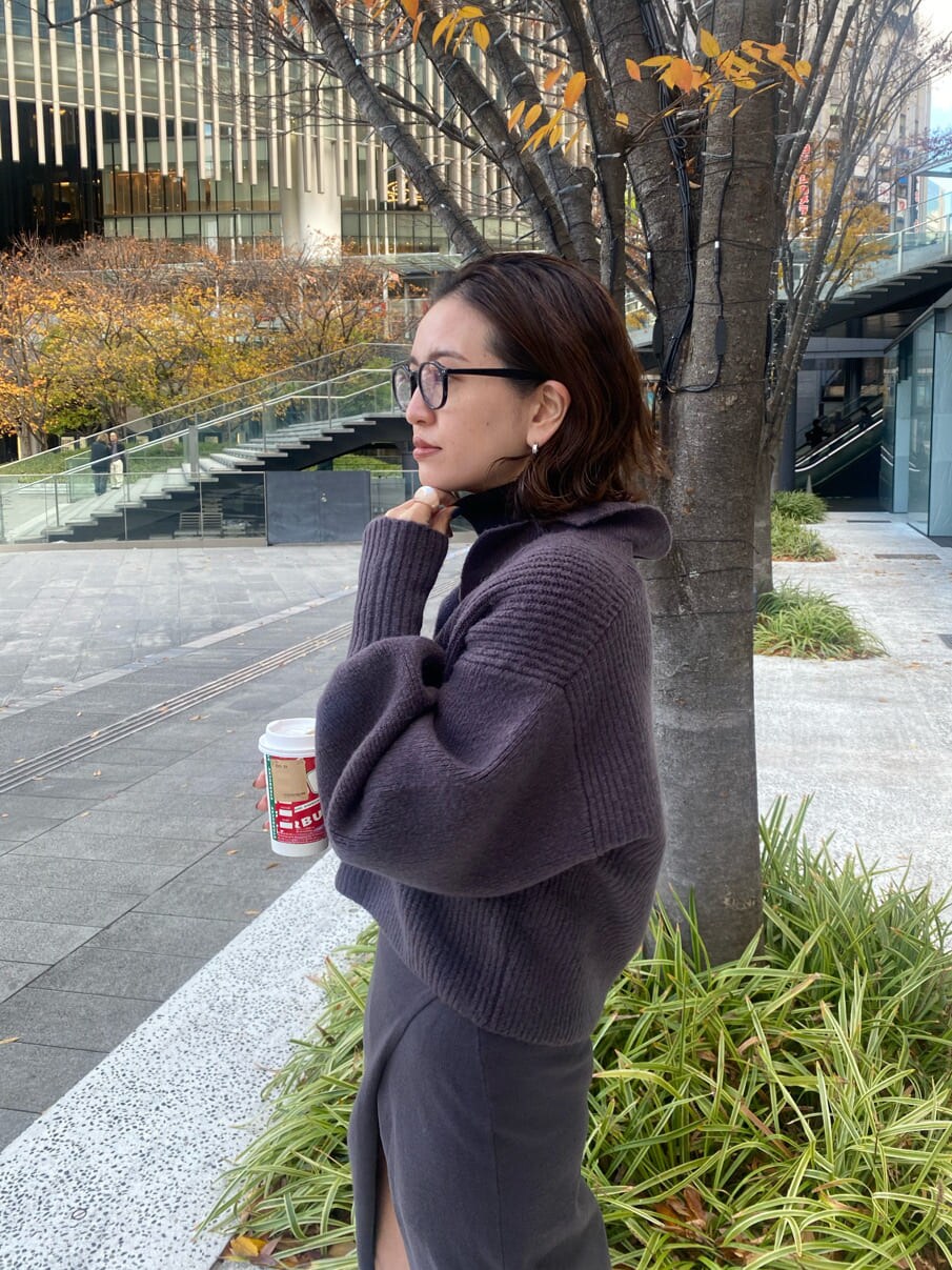 ブラック系のニット/セーター、グレー系のニット/セーター、グレー系のスカートを着用したレディースの冬コーディネートの4枚目の写真