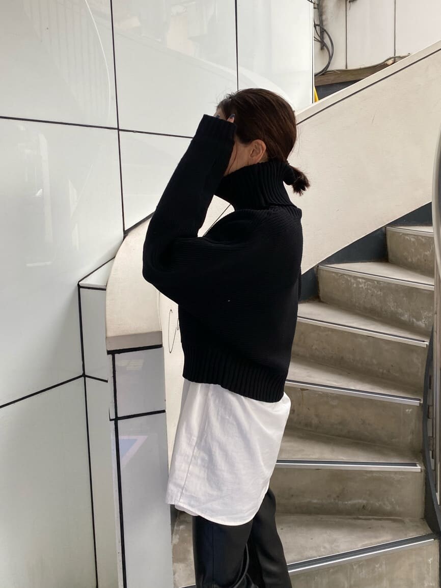 ブルー系のワンピース、ブラック系のニット/セーターを着用したレディースの冬コーディネートの6枚目の写真