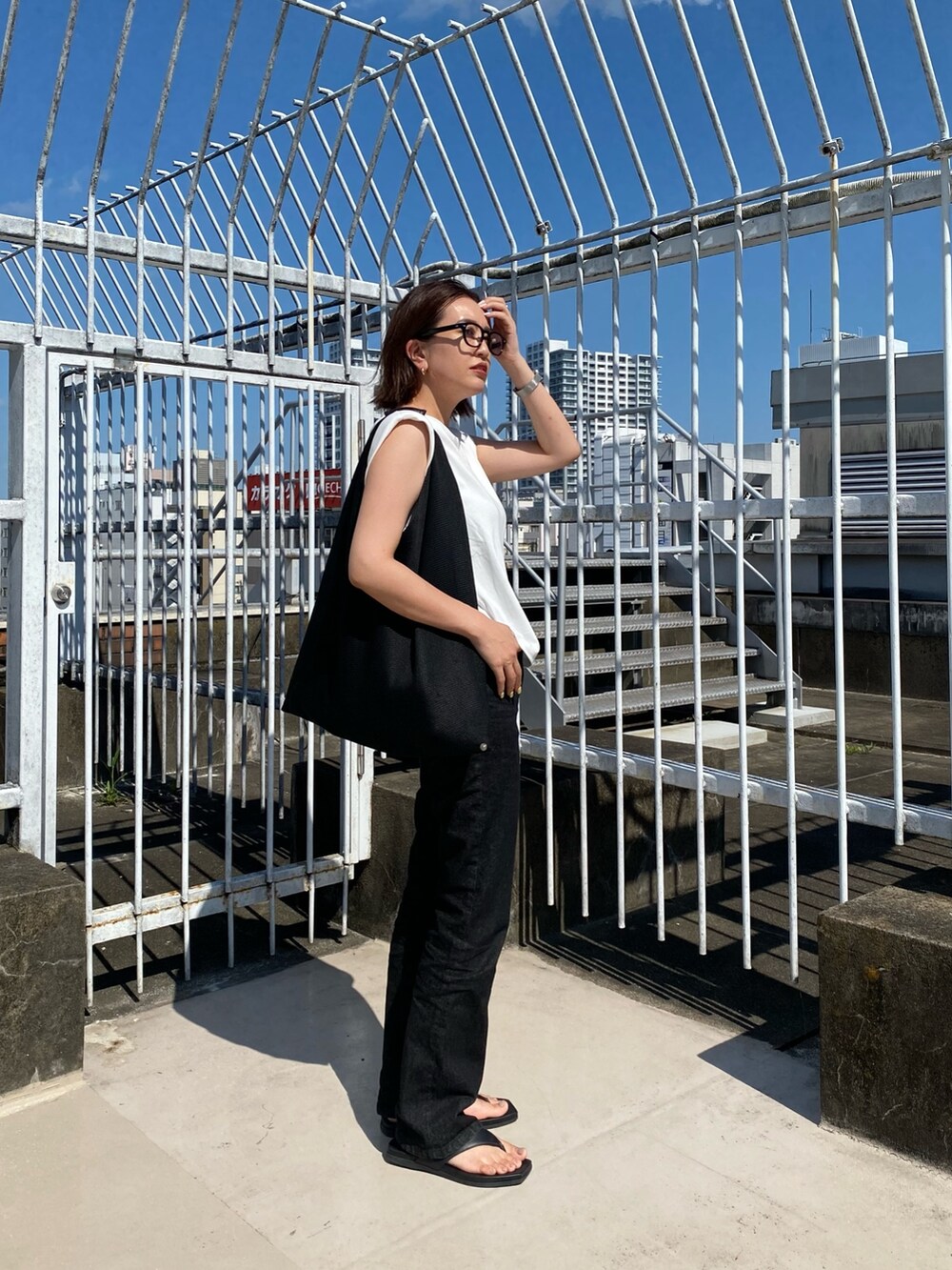 ホワイト系のTシャツ/カットソー、ブラック系のデニムパンツを着用したレディースの夏コーディネートの3枚目の写真