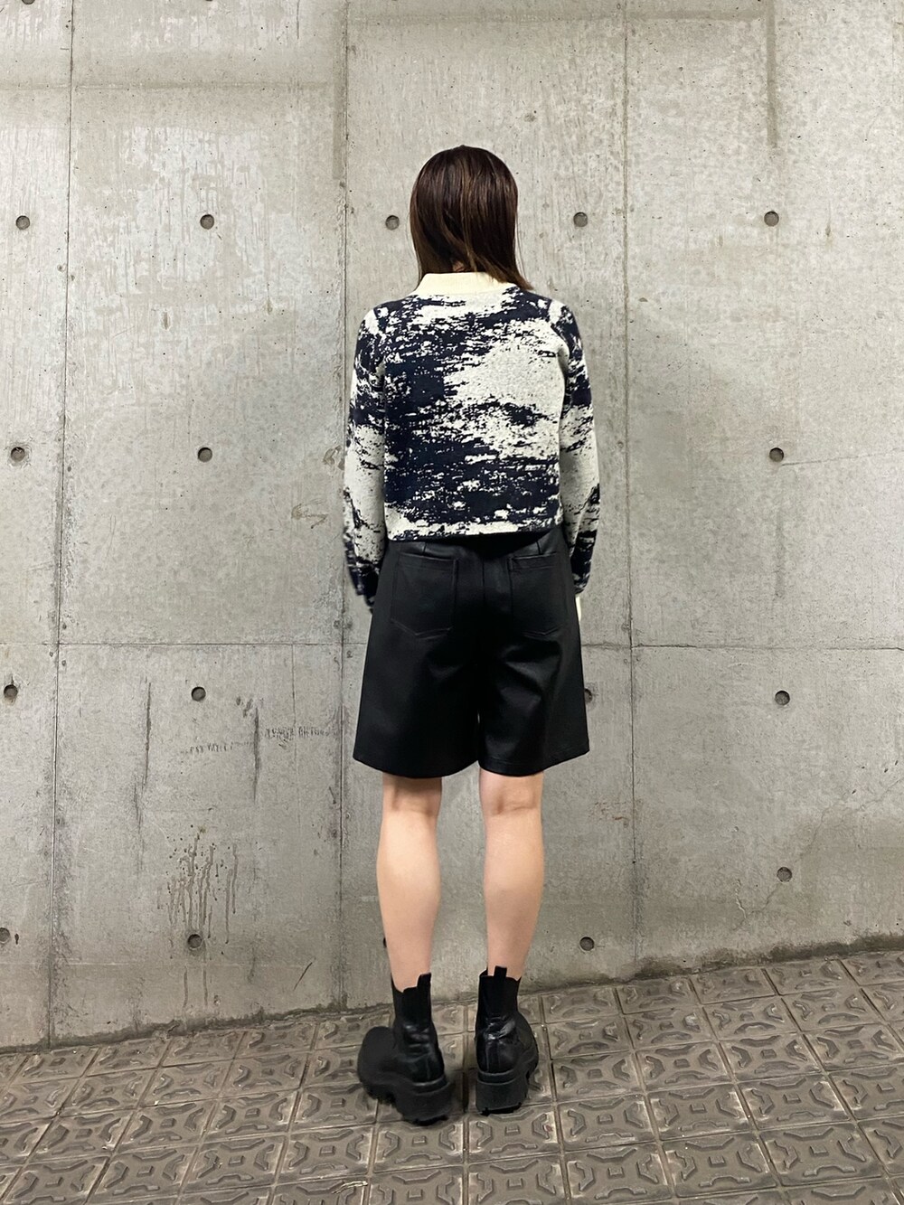 ブラック系のその他パンツ、ホワイト系のニット/セーターを着用したレディースの秋コーディネートの3枚目の写真