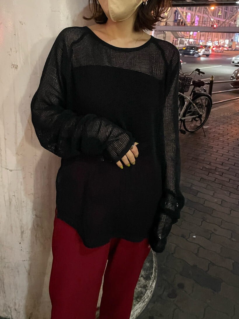 ベージュ系のトレンチコート、ブラック系のTシャツ/カットソー、シルバー系のピアス（両耳用）を着用したレディースの春コーディネートの7枚目の写真