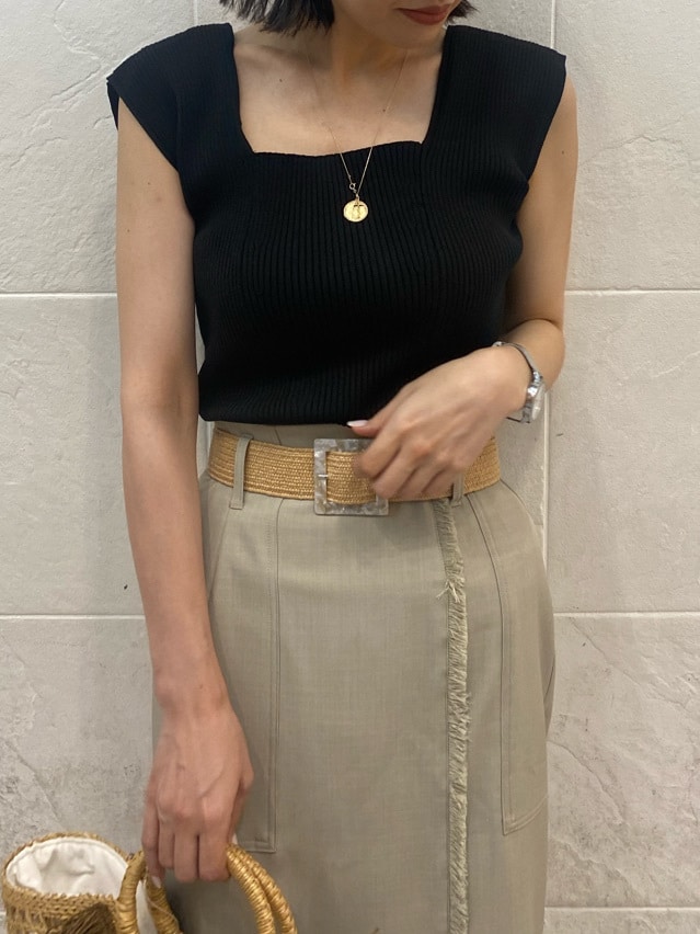 ブラック系のサンダル、ベージュ系のかごバッグ、ホワイト系のスカートを着用したレディースの春コーディネートの3枚目の写真