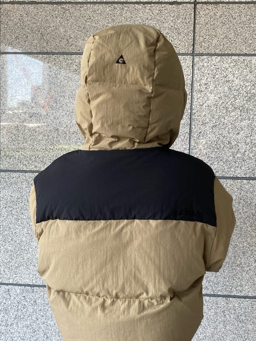 ブラック系のその他パンツ、ベージュ系のダウンジャケット/コート、ブラック系のブーツを着用したレディースの秋コーディネートの8枚目の写真