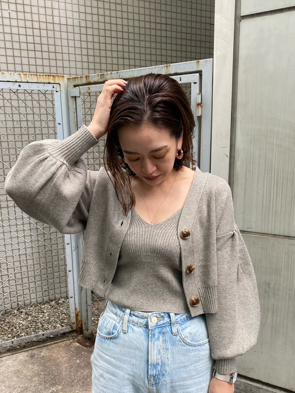 グレー系のカーディガン/ボレロを着用したレディースの冬コーディネートの5枚目の写真