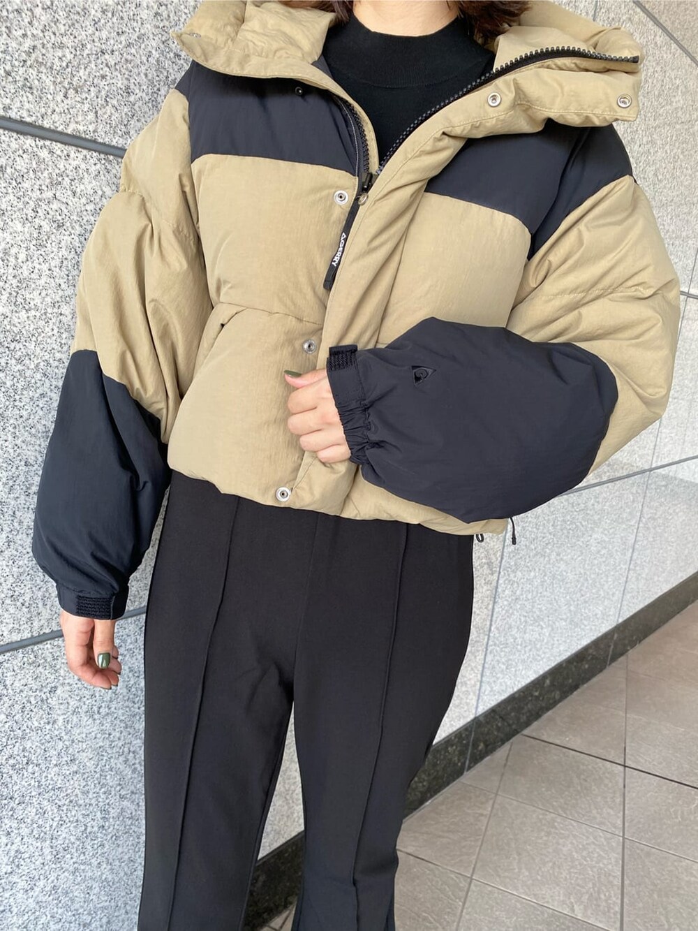 ブラック系のその他パンツ、ベージュ系のダウンジャケット/コート、ブラック系のブーツを着用したレディースの秋コーディネートの9枚目の写真