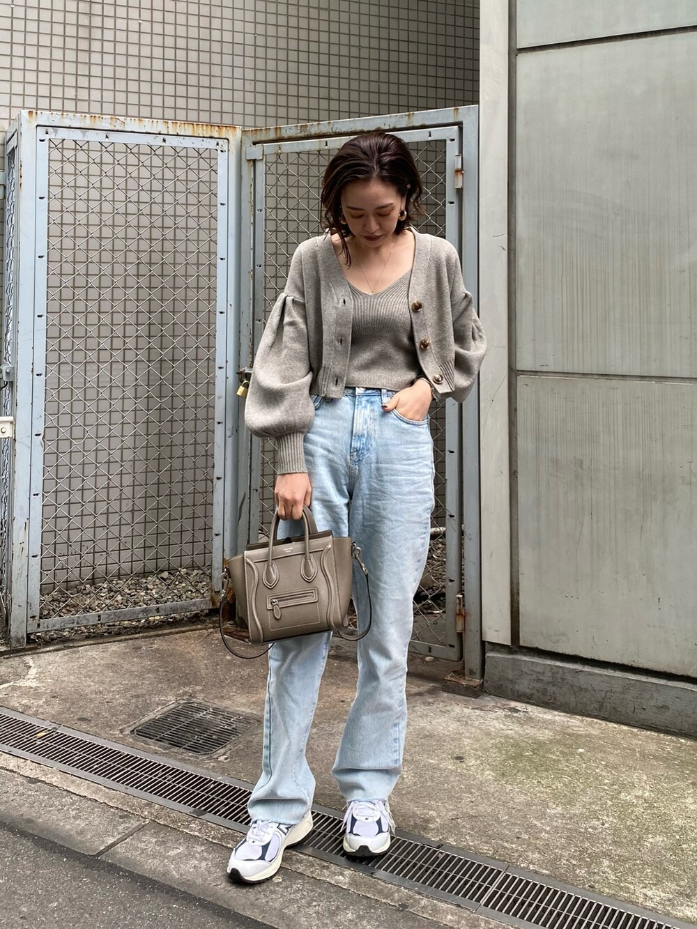 グレー系のカーディガン/ボレロを着用したレディースの冬コーディネートの3枚目の写真