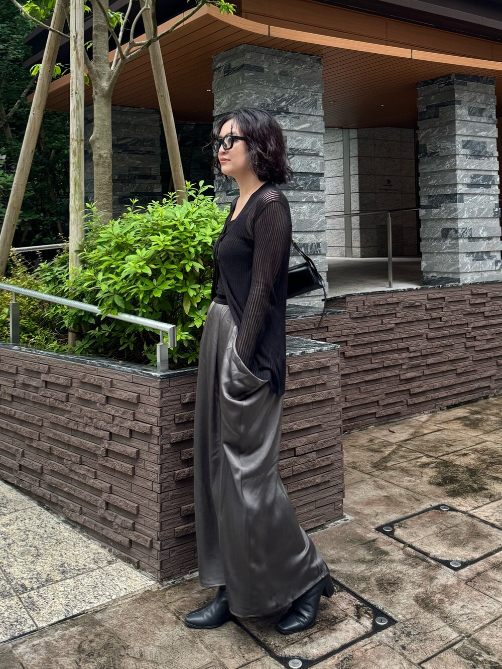 グレー系のスカートを着用したレディースの夏コーディネートの4枚目の写真