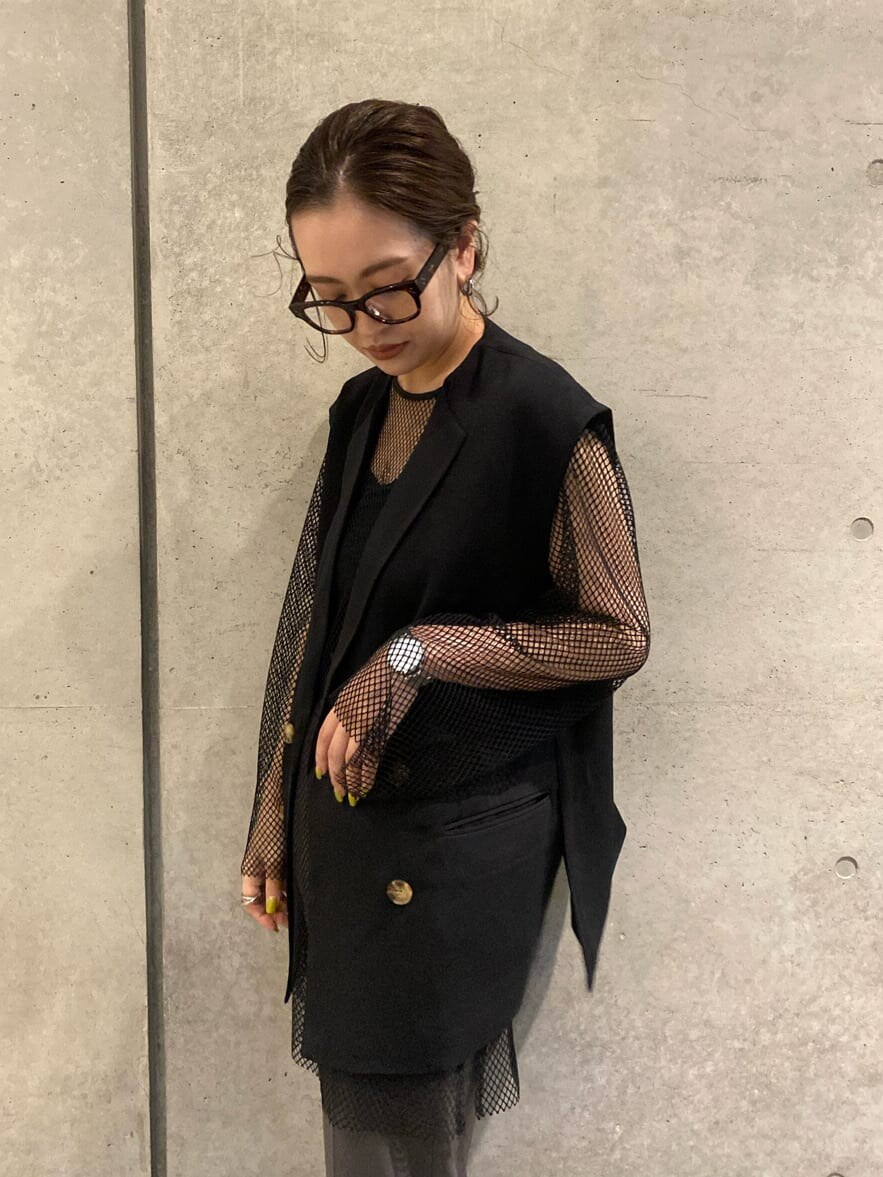 ブラック系のTシャツ/カットソー、ブラック系のベストを着用したレディースの夏コーディネートの7枚目の写真