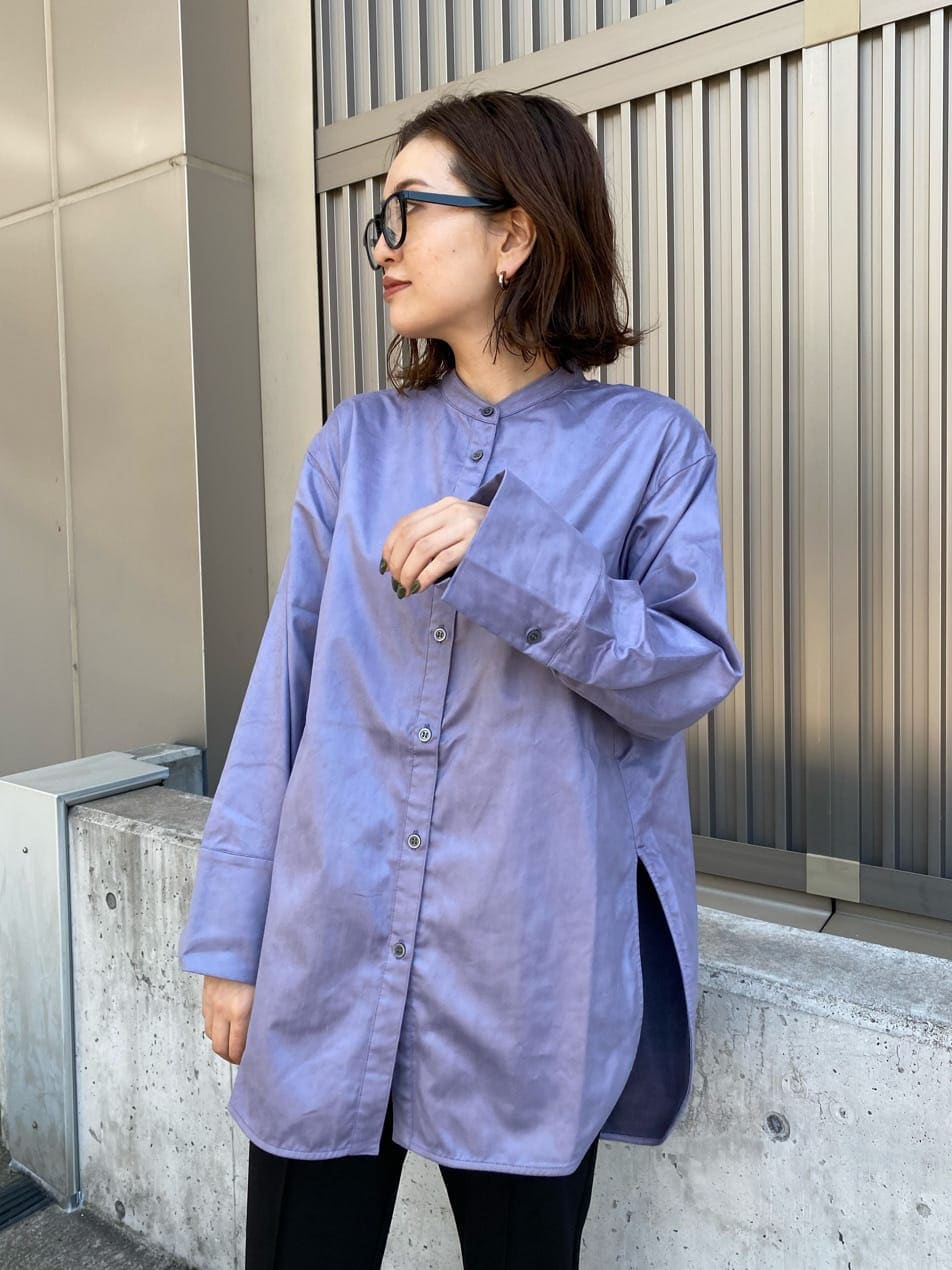 ブラック系のその他パンツ、ブラック系のパンプス、パープル系のシャツ/ブラウスを着用したレディースの秋コーディネートの6枚目の写真