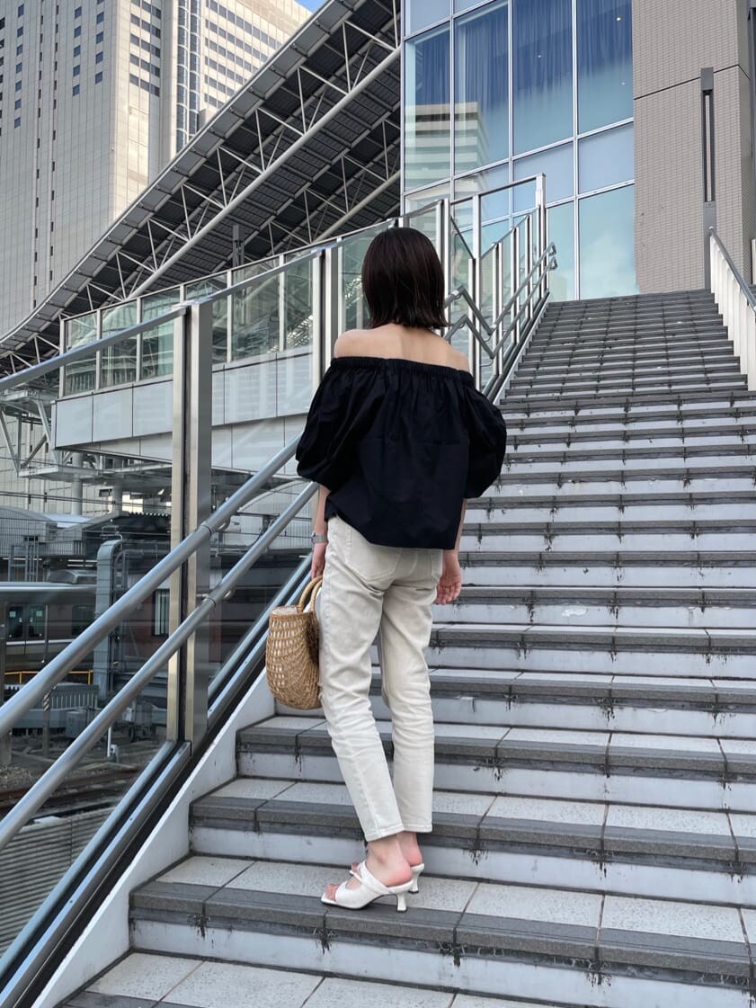 ブラック系のシャツ/ブラウス、ベージュ系のかごバッグ、グレー系のデニムパンツを着用したレディースの夏コーディネートの3枚目の写真