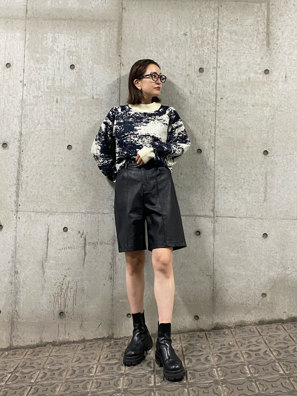 ブラック系のその他パンツ、ホワイト系のニット/セーターを着用したレディースの秋コーディネートの4枚目の写真