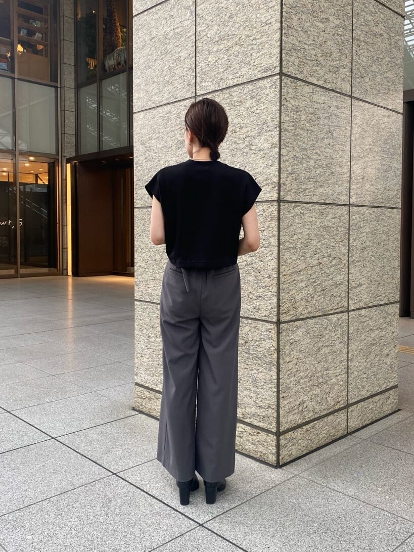 ブラック系のタンクトップ、グレー系のその他パンツを着用したレディースの夏コーディネートの4枚目の写真
