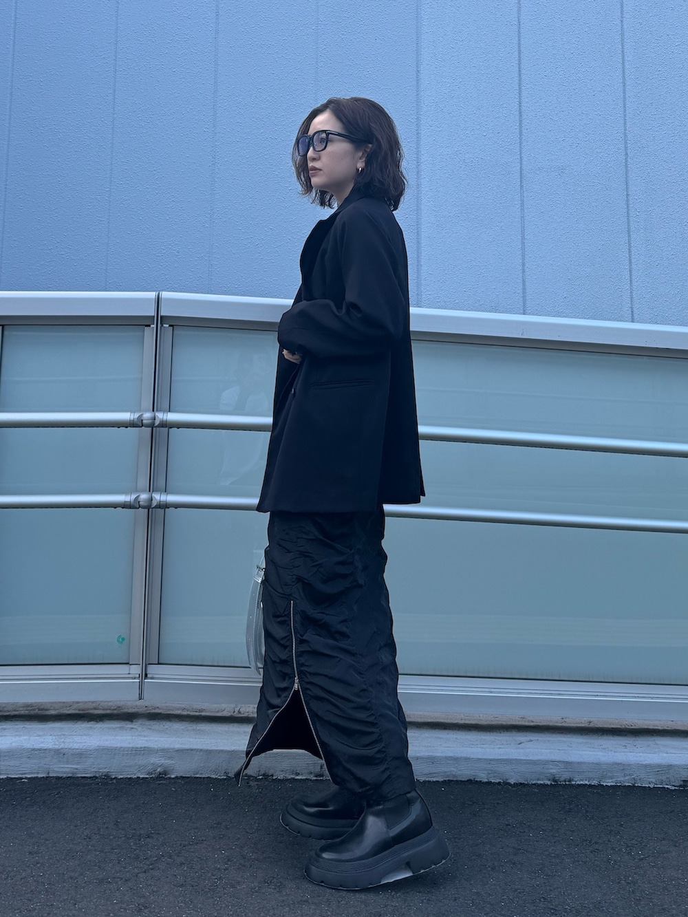 ブラック系のスカートを着用したレディースの春コーディネートの2枚目の写真