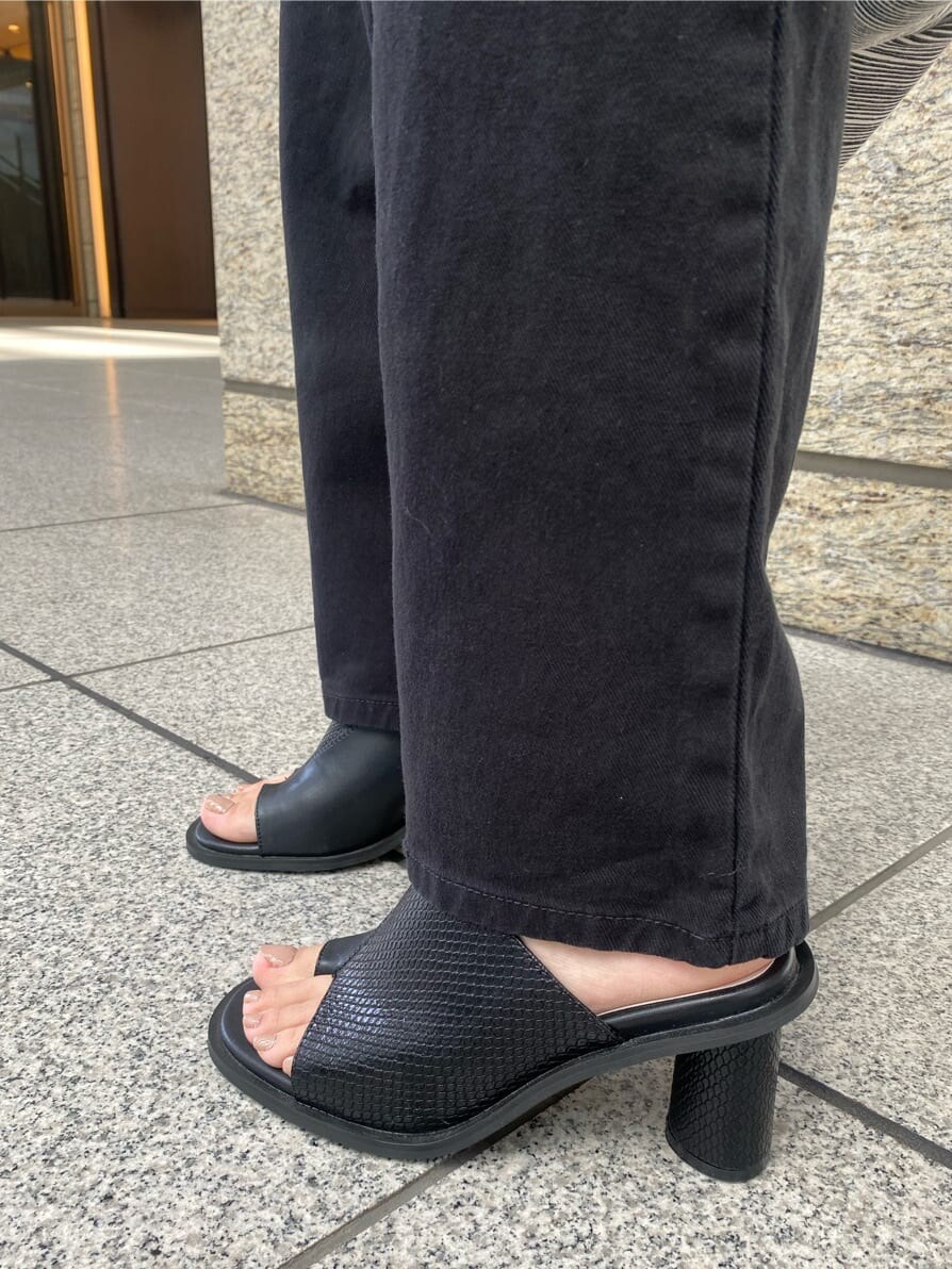 ブラック系のデニムパンツ、ブラック系のサンダルを着用したレディースの春コーディネートの9枚目の写真