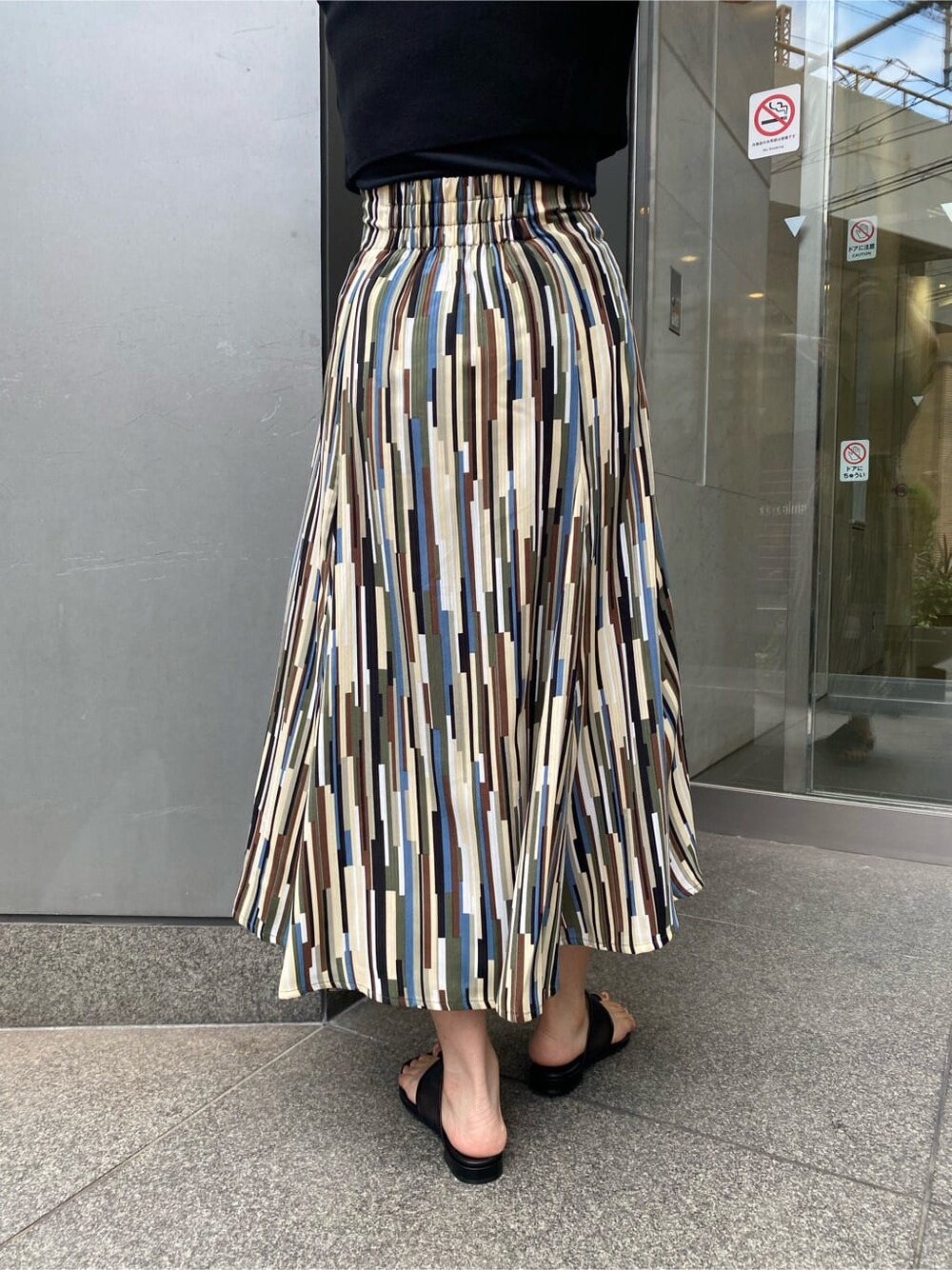 その他のスカート、ブラック系のサンダル、ブラック系のニット/セーターを着用したレディースの夏コーディネートの5枚目の写真