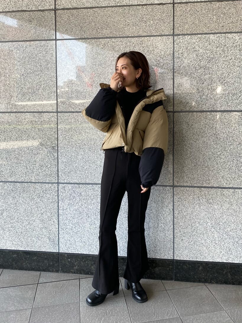 ブラック系のその他パンツ、ベージュ系のダウンジャケット/コート、ブラック系のブーツを着用したレディースの秋コーディネートの2枚目の写真
