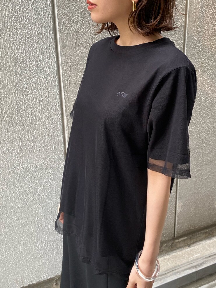ブラック系のサンダル、ブラック系のTシャツ/カットソーを着用したレディースの春コーディネートの5枚目の写真