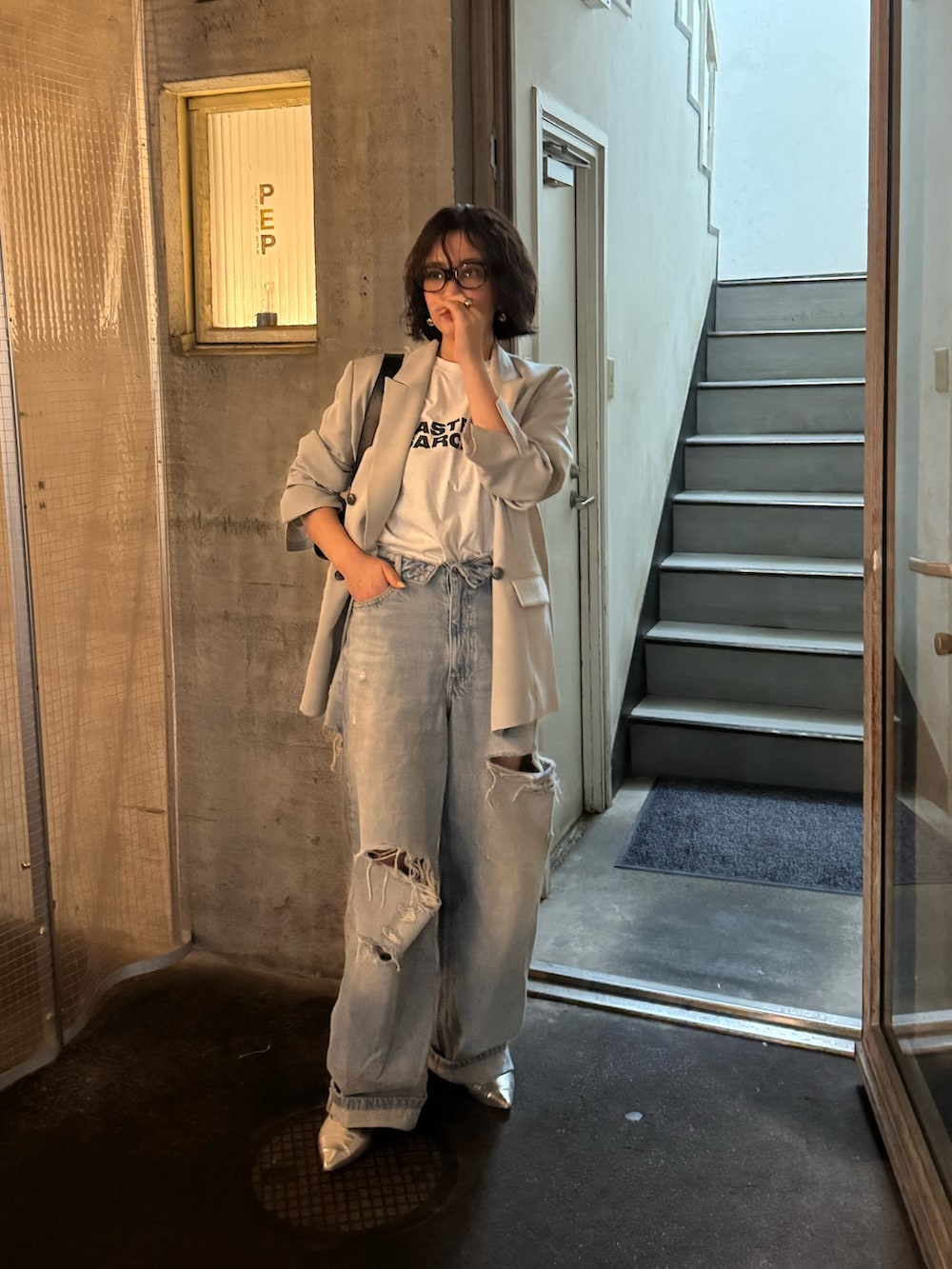 グリーン系のテーラードジャケットを着用したレディースの春コーディネートの2枚目の写真