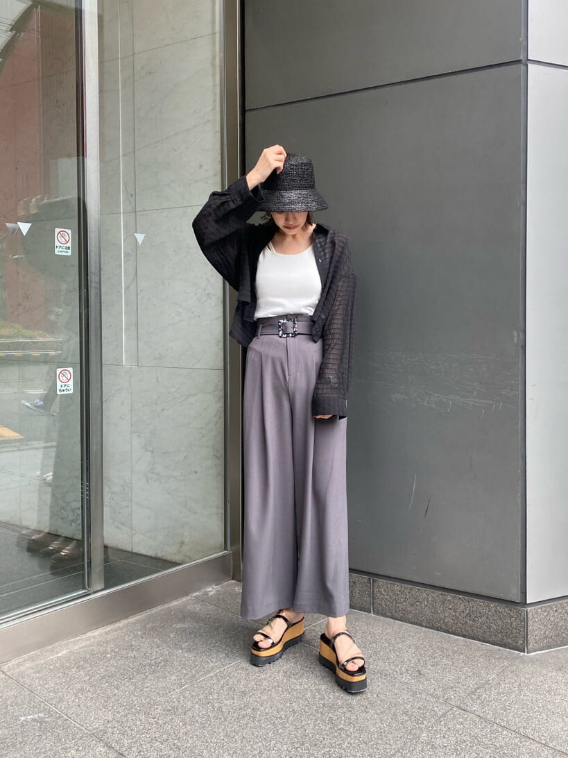 グレー系のその他パンツ、ブラック系のサンダル、ブラック系のシャツ/ブラウスを着用したレディースの夏コーディネートの2枚目の写真
