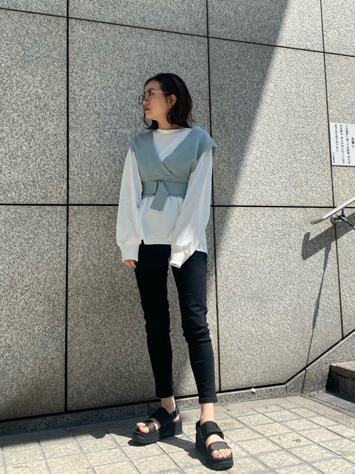 ホワイト系のTシャツ/カットソー、ブラック系のデニムパンツ、ブルー系のシャツ/ブラウスを着用したレディースの春コーディネートの2枚目の写真