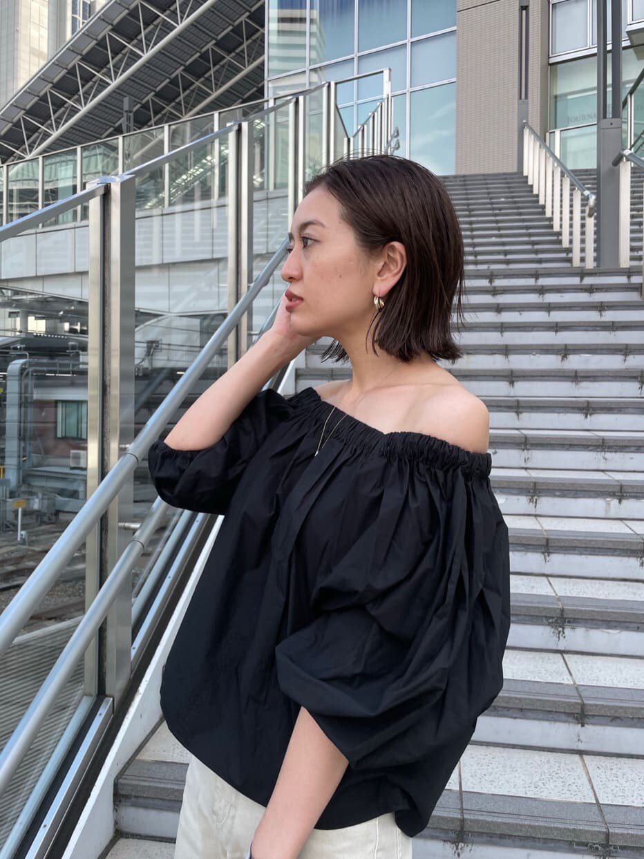 ブラック系のシャツ/ブラウス、ベージュ系のかごバッグ、グレー系のデニムパンツを着用したレディースの夏コーディネートの5枚目の写真