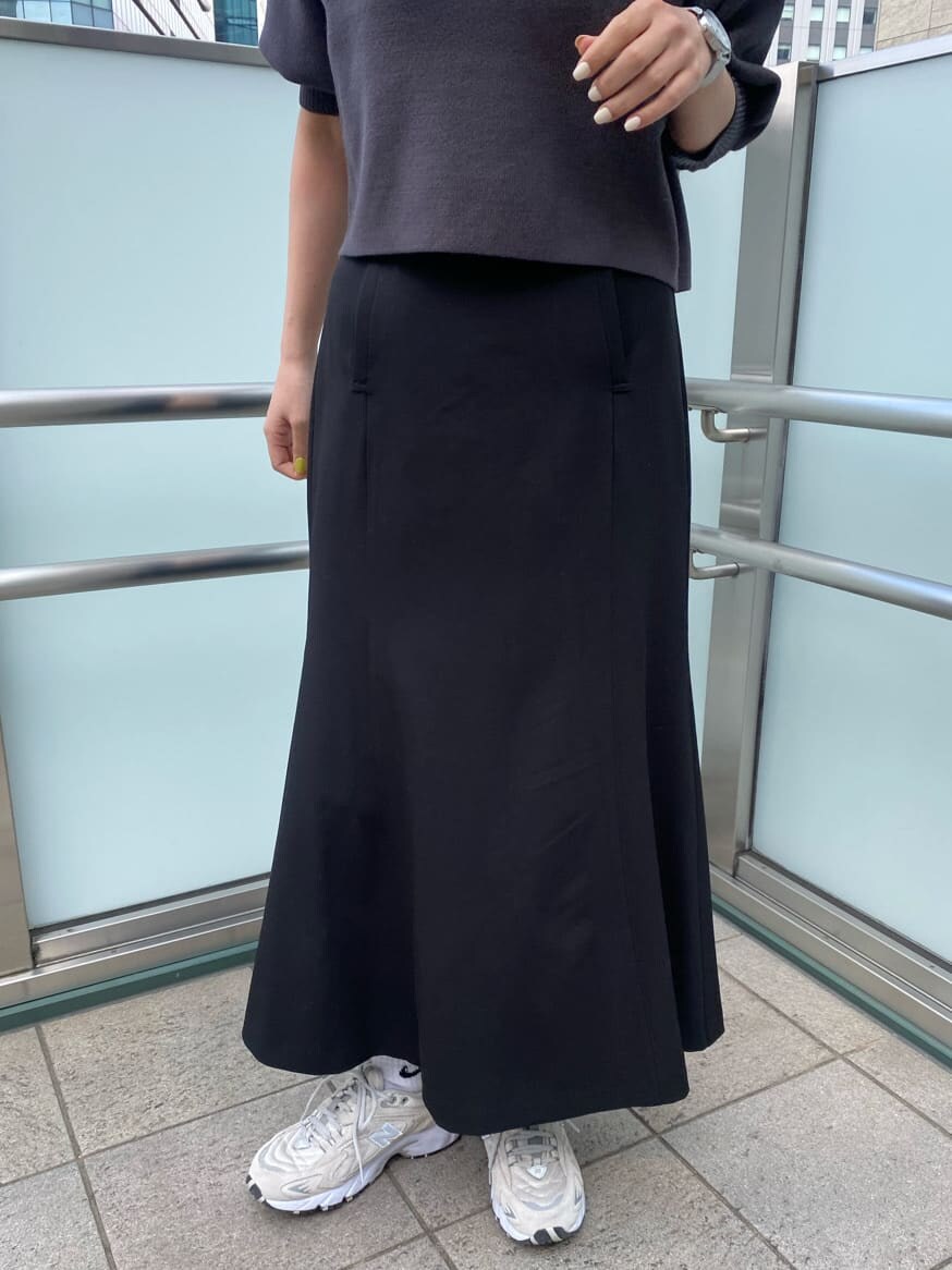 ブラック系のスカート、グレー系のニット/セーター、ブラック系のハットを着用したレディースの春コーディネートの8枚目の写真