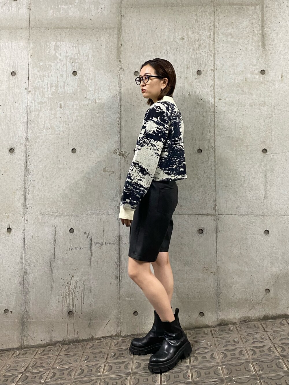 ブラック系のその他パンツ、ホワイト系のニット/セーターを着用したレディースの秋コーディネートの2枚目の写真