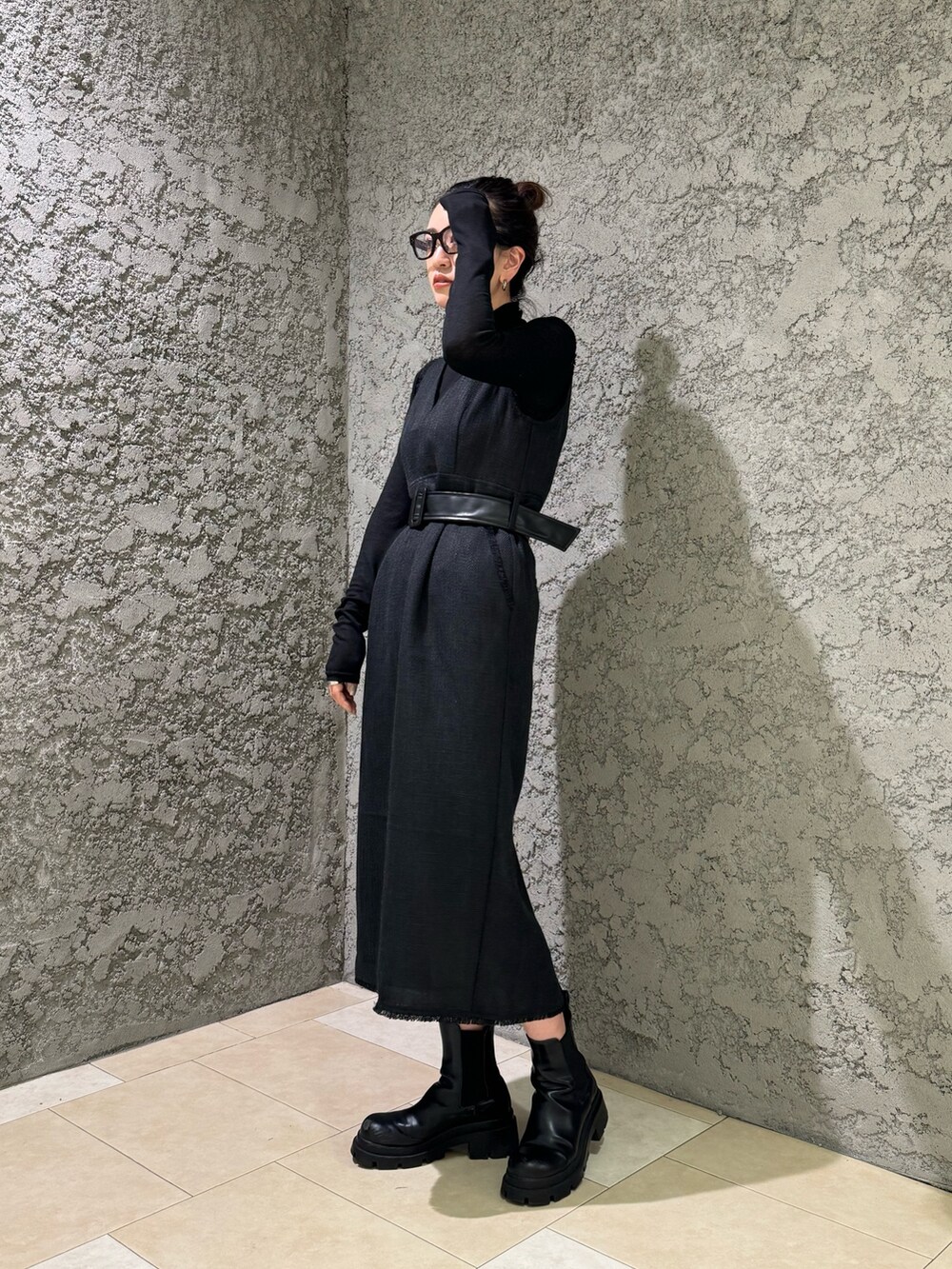 ブラック系のTシャツ/カットソー、ブラック系のワンピースを着用したレディースの冬コーディネートの2枚目の写真