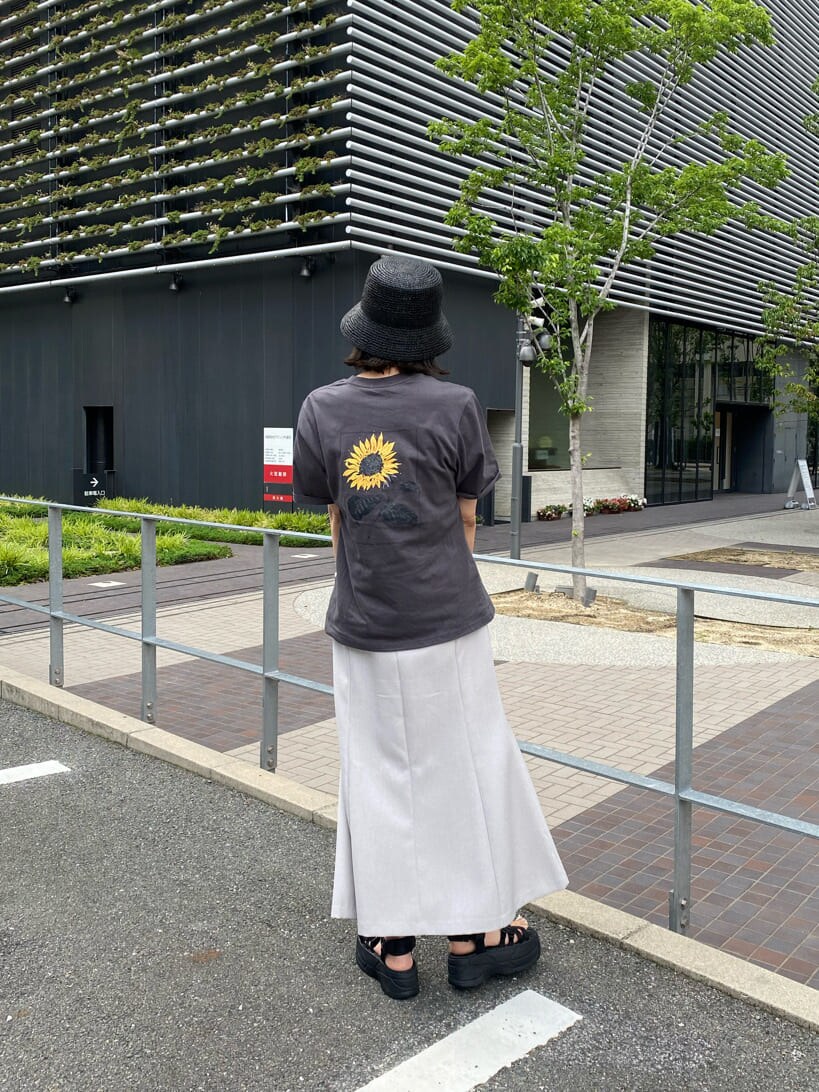 ブラック系のサンダル、ホワイト系のスカート、グレー系のTシャツ/カットソーを着用したレディースの夏コーディネートの2枚目の写真