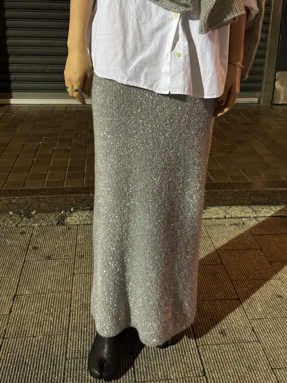 シルバー系のスカートを着用したレディースの秋コーディネートの5枚目の写真