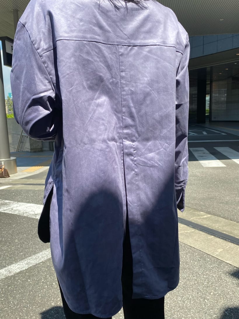 ブラック系のその他パンツ、ブラック系のパンプス、パープル系のシャツ/ブラウスを着用したレディースの秋コーディネートの9枚目の写真