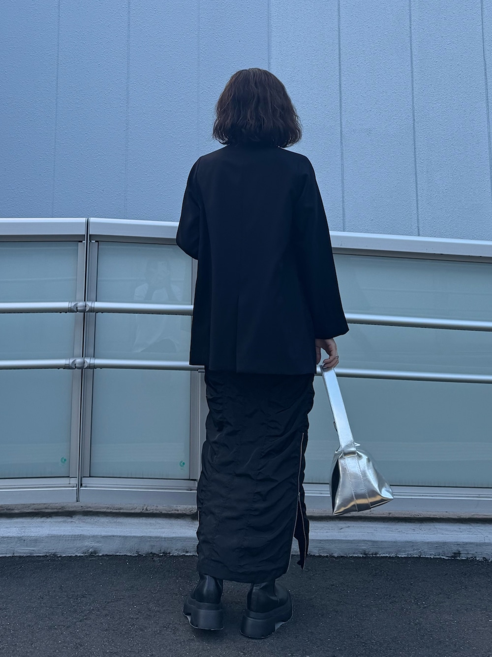 ブラック系のスカートを着用したレディースの春コーディネートの3枚目の写真