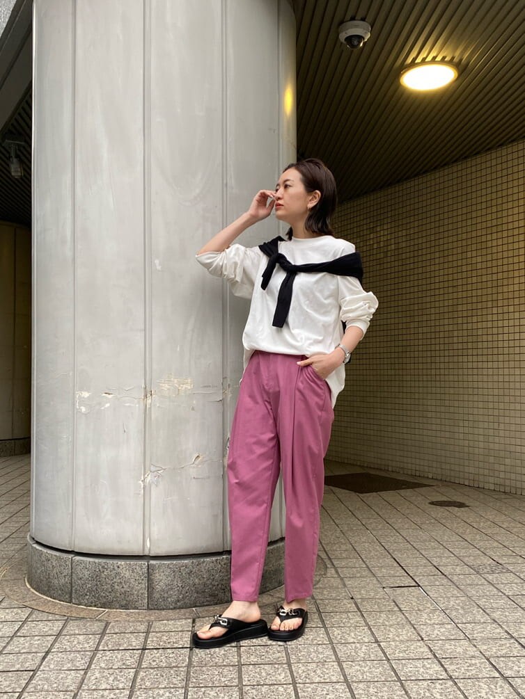 ホワイト系のTシャツ/カットソー、ピンク系のスラックス、ブラック系のサンダルを着用したレディースの夏コーディネートの3枚目の写真