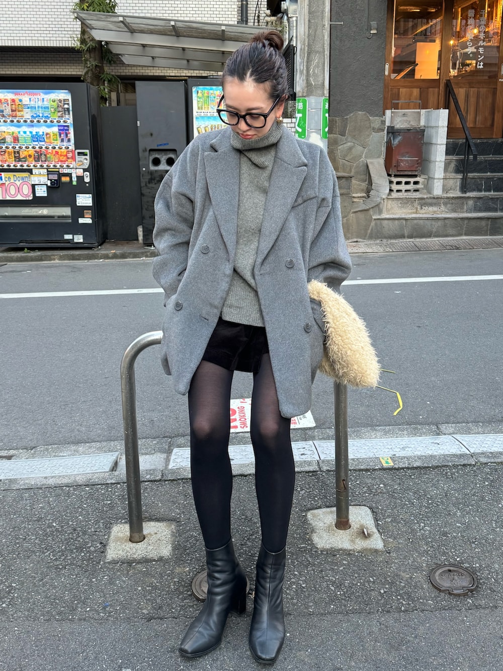 グレー系のテーラードジャケットを着用したレディースの冬コーディネートの2枚目の写真