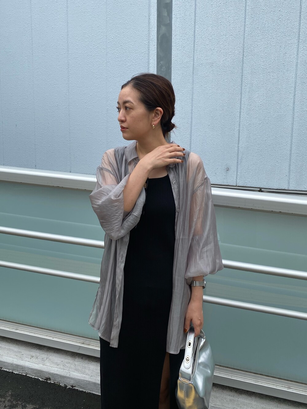 グレー系のシャツ/ブラウス、ブラック系のワンピース、ブラック系のサンダルを着用したレディースの夏コーディネートの5枚目の写真