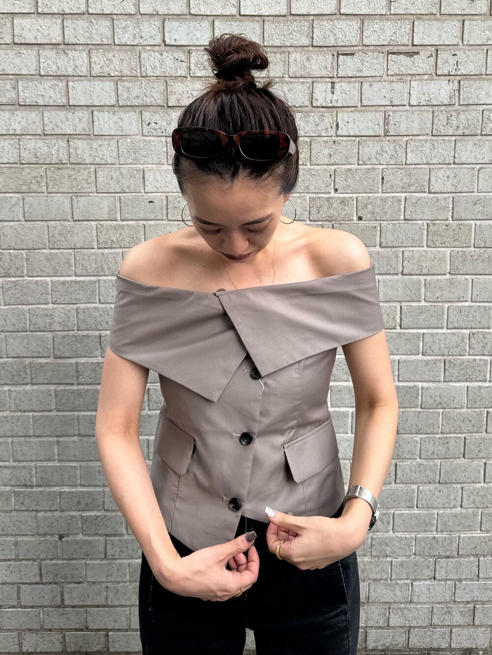 ブラウン系のシャツ/ブラウス、シルバー系のサンダル、その他のサングラスを着用したレディースの夏コーディネートの5枚目の写真